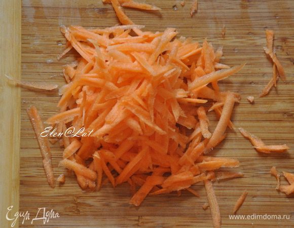 Морковку натереть на крупной терке.