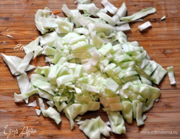 Капусту нарезать.