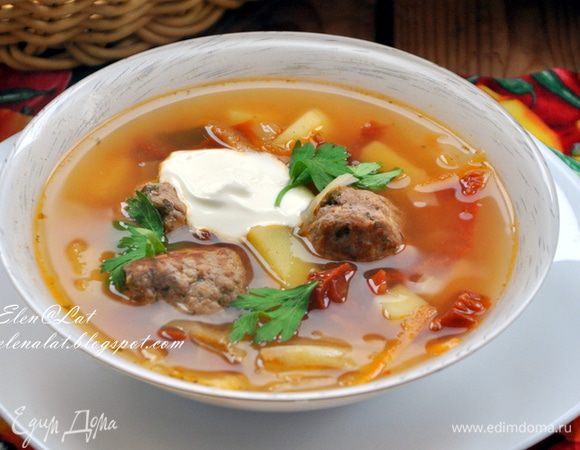 В кипящий бульон заложить все овощи и поварить практически до готовности. Влить бульон со сковороды и заложить фрикадельки. Добавить лавровый лист, соль, перец, томатную пасту. И нарезанные вяленые помидоры. Варить до готовности. Дать настоятся. Подавать со сметаной и ароматным итальянским хлебом. http://www.edimdoma.ru/retsepty/58785-hleb-s-parmezanom-i-italyanskimi-travami Приятного аппетита!!!!!!!!!!!!!!!