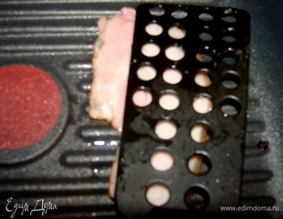 У меня небыло ветчины, была грудинка, поэтому мне пришлось ее обжаривать на сковороде-гриль с двух сторон чтобы стек лишний жир.