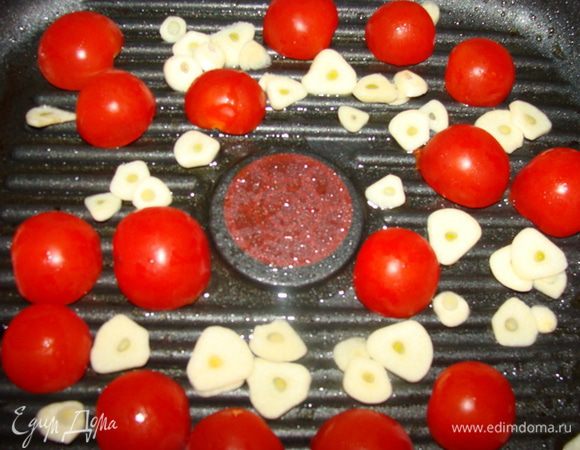 Чеснок порежем крупно, помидорки пополам и выложим все на сковороду где мы жарили мясо. Если вы запекаете пармскую ветчину, то обжаривать овощи лучше на оливковом масле.