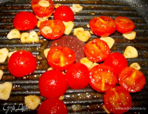 На сильном огне обжарить все 1,5-2 минутки.