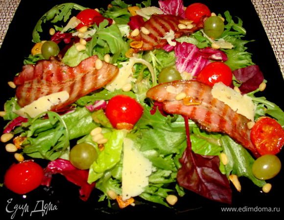Собираем наш салат! Выкладываем листья, сбрызгиваем их чуть бальзамическим уксусом. Потом ветчину, помидорки с чесноком, стружку сырную, виноград и орешки. Можно посыпать смесью перцев из мельнички. Соль по вкусу, если надо.
Буйство красок и вкуса вам обеспечено!
Приятного аппетита!