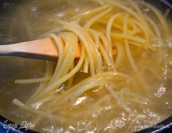 Отварить тем временем букатини в не очень сильно подсоленной воде. Варить согласно указаниям на упаковке.