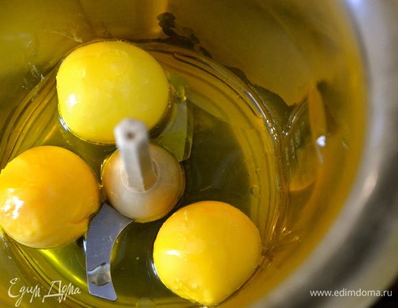 Пока готовится паста, с помощью миксера взбить 3 вареных желтка с 2-мя ст. ложками оливкового масла и небольшим количеством воды от варки макарон. У нас должен получиться однородный гладкий соус, не очень жидкий! Добавить в соус пару ложек тертого сыра. 
