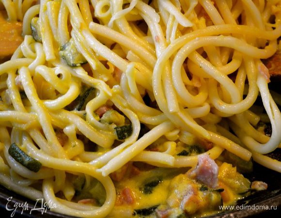 Готовую пасту слить (на всякий случай сохранить немного воды от варки макарон, если вдруг нам понадобиться довести соус "до кондиции")))) В сковороду с овощами и грудинкой выложить пасту, залить полученным соусом и быстро все перемешать.
