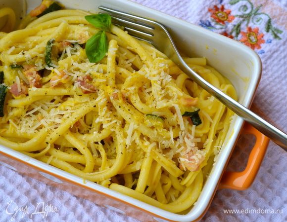 Разложить по тарелкам и подавать, сбрызнув слегка оливковым маслом и посыпав еще по желанию сыром!

