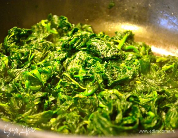 Духовку включить разогреваться на 200 С. Приготовить шпинат. (я в этом блюде с успехом использую красный радикьо, или листья (верхушки) репы..., но думаю, что в России проще всего будет найти именно шпинат) В сковороде разогреть оливковое масло. Положить 2 ст.л. измельченного чеснока, не давая чесноку зажариться, добавить в сковороду шпинат (иную зелень), посолить и дать ему приготовиться. Отставить в сторону и дать слегка остыть.    