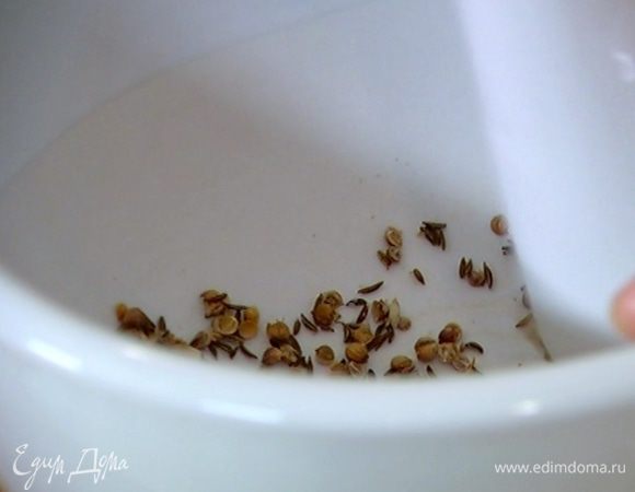 Всыпать кориандр, тмин, по щепотке соли и перца и все растереть.