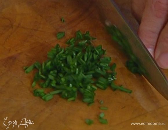 Шнитт-лук мелко порубить (должна получиться 1 ст. ложка).
