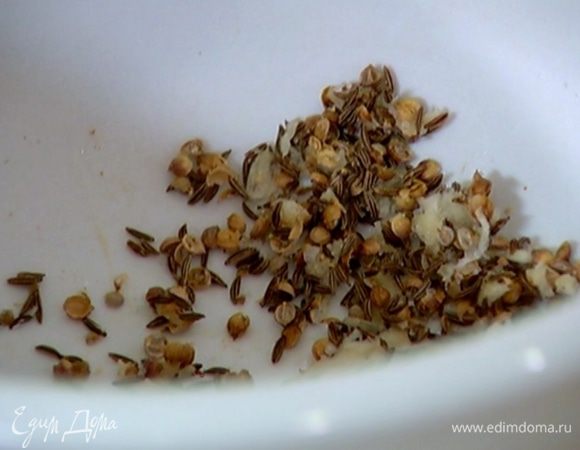 В ступку со специями добавить кинзу и шнитт-лук, перемешать.