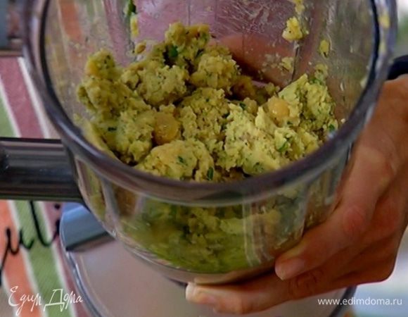 Готовый нут соединить со специями и зеленью, добавить яйцо и измельчить все в блендере. Сформировать из гороховой массы небольшие котлетки.