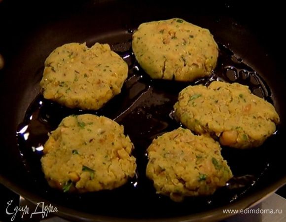 Разогреть в сковороде оливковое масло и обжарить биточки с двух сторон до золотистой корочки.
