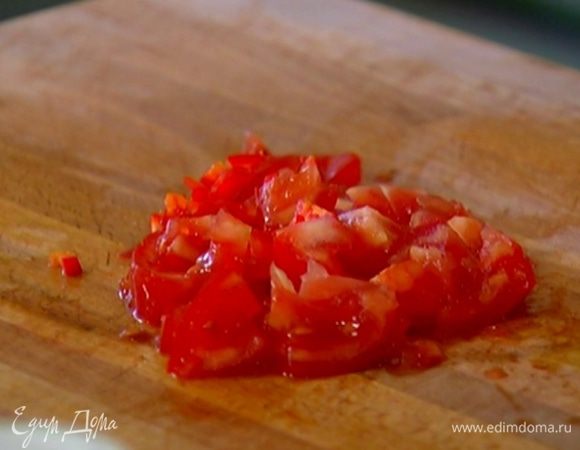 Помидоры мелко нарезать.