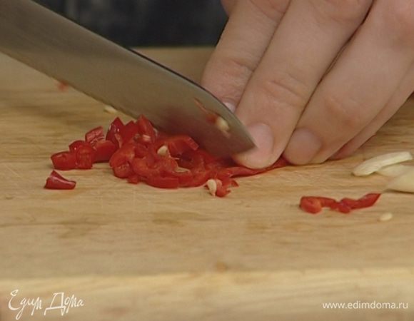 Перец чили, удалив семена, измельчить.