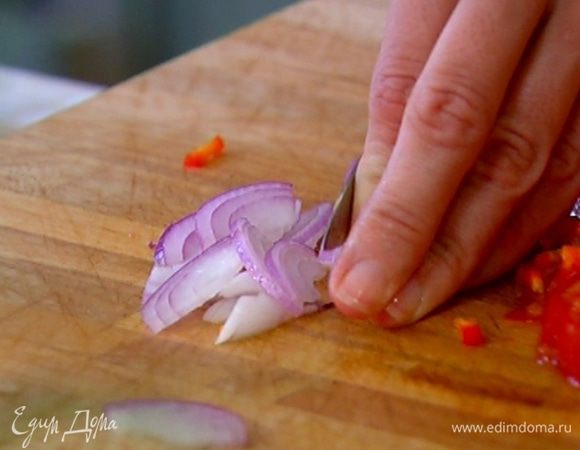 Лук мелко порубить.