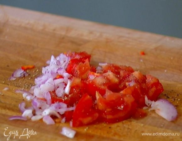 Соединить помидор, лук и чили, посолить, поперчить и перемешать.