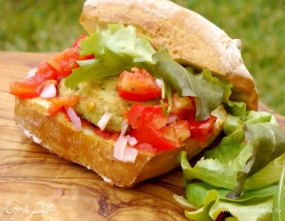 Булки разрезать вдоль пополам, сбрызнуть внутри оливковым маслом Extra Virgin, смазать одну половинку каждой булки томатной пастой, выложить на нее биточек, затем помидоры с луком и чили, а сверху пару листьев салата и накрыть второй половинкой булки.