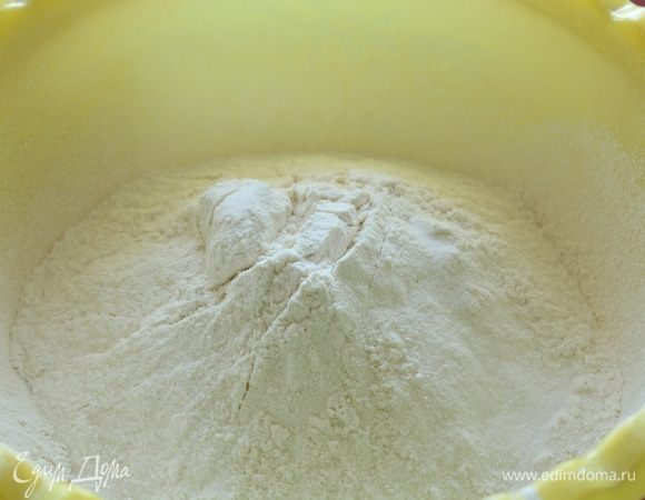 Смешаем сыпучие ингредиенты: муку, соль, сахар.