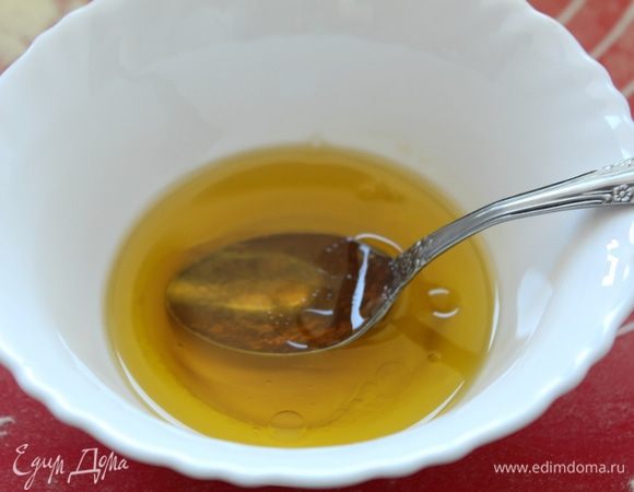 Отдельно смешаем масло, уксус и мёд.