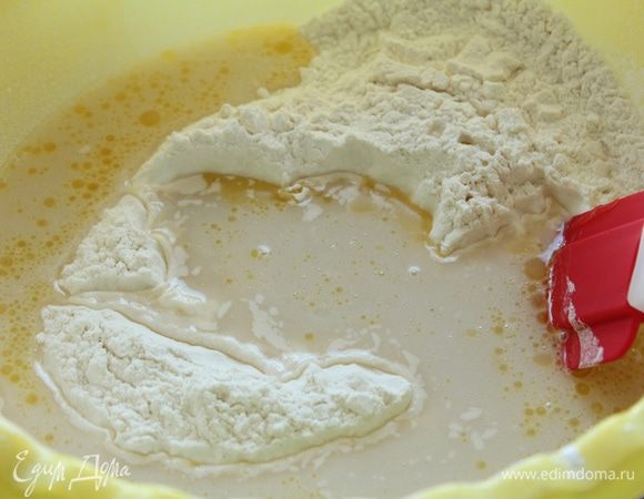 К мучной смеси добавим активированные в воде дрожжи  и масляную смесь.