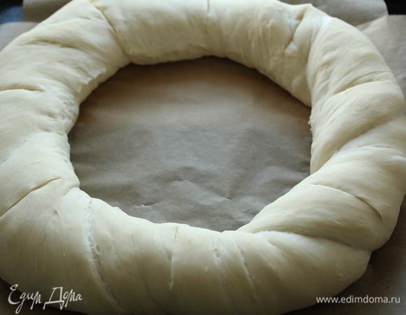 Перед тем, как отправить наш бублик в духовку, уберём миску, присыпем хлеб мукой и острым ножом несколько раз надрежем его по кругу. 