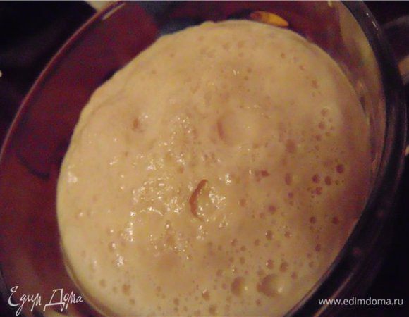 В теплой воде растворить сахар и затем добавить туда дрожжи..оставить минут на 10-15 до образования пышной пены.