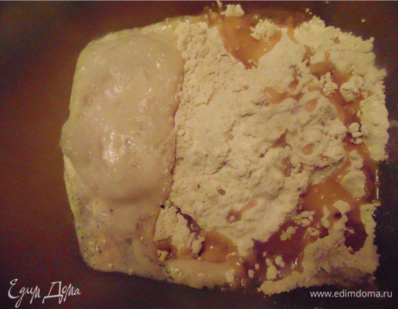 Смешать муку, щепотку соли, 3 ст. л. оливкового масла с дрожжами и хорошо перемешать.