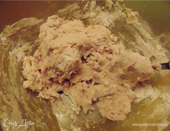 Когда в миске образуется тесто...выложить его на рабочую поверхность и хорошо вымесить в течении минут 5-7.