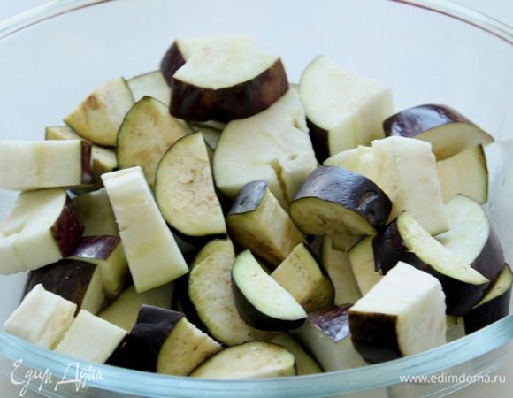 Порежем баклажаны, посыпем солью и отставим в строну.