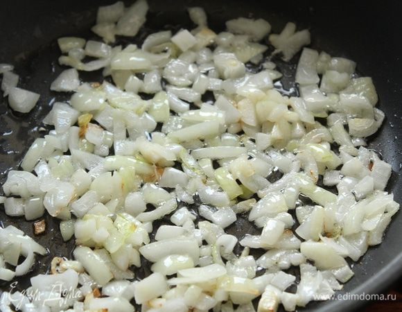 Лук порезать кубиками, на оливковом масле обжарить  до золотистого цвета. 