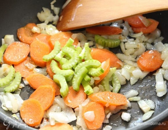 Добавить морковь и сельдерей. Все хорошо перемешать и тушить примерно 10 мин, иногда помешивать. 