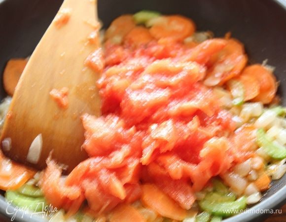 Добавить помидоры без кожицы и снова тушить 5 мин.