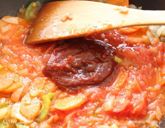 Добавить томатный соус.