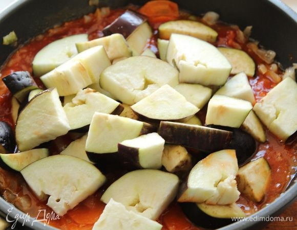 Добавить порезанные баклажаны и все хорошо перемешать. Добавить бальзамический уксус, чеснок, травы, соль, перец, все хорошо перемешать, и тушить помешивая.