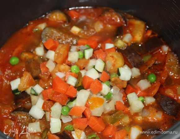 Потом я решила еще добавить смесь из цукини, горошка и моркови. Можно немного для тушения добавить воды.