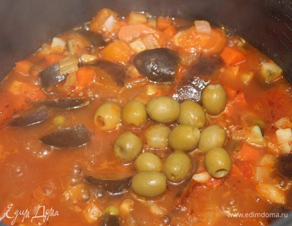 Как только все овощи хорошо потушены и мягкие, добавить маслины или каперсы. Потушить еще 5 мин. и выключить огонь.