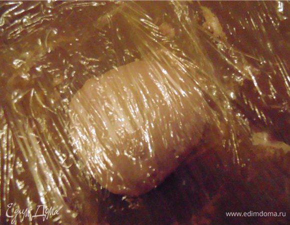 Затем смазываем миску в которой замешивали тесто маслом...выкладываем туда тесто..я сверху его тоже слегка смазываю маслом. Накрываем пищевой пленкой и отправляем в теплое место минут на 30-40.