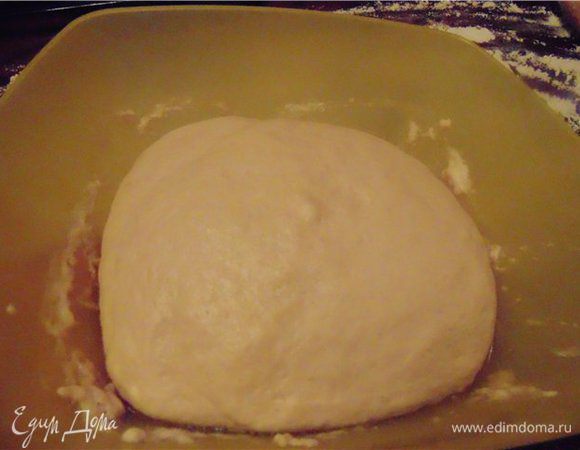 Когда тесто поднялось его еще раз обминаемым и начинаем делать наши гриссини.