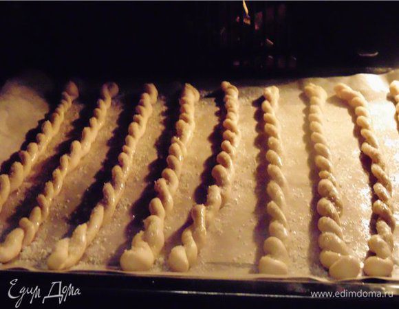 Форму им можно придать любую..можно просто нарезать раскатанное тесто полосками, а можно как я...раскатать тесто в жгутик толщиной 0,5 см. сложить его пополам и переплести между собой.
Выкладываем подготовленные гриссини на противень застеленный пергаментной бумагой...я еще слегка смазала маслом. 
Смазываем изделия\ сверху маслом или взбитым яйцом и посыпаем солью или травами а можно и всем сразу.
Отправляем в заранее разогретую духовку до 180 гр. на 15-17 минут, до легкого румяного цвета.