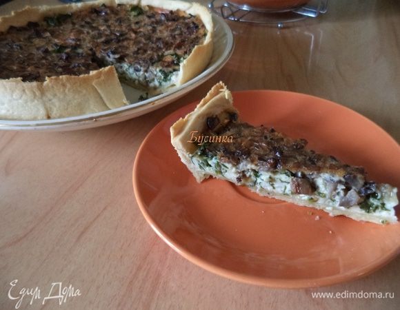 Готовим тесто: Масло сливочное должно быть комнатной температуры. К маслу постепенно добавляем муку постоянно перемешивая, и добавляем холодную воду. Из полученного теста формируем шарик и охлаждаем в холодильнике около  40 минут.
Выход теста: 483 г (2 шарика~240 г)
(Я использовала для Киша 1 шарик, 2-й же шарик можно заморозить)

