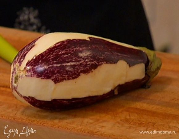 С баклажана овощечисткой срезать кожицу тонкими продольными полосками, оставляя между ними несрезанные полоски такой же ширины, чтобы получилась «зебра».