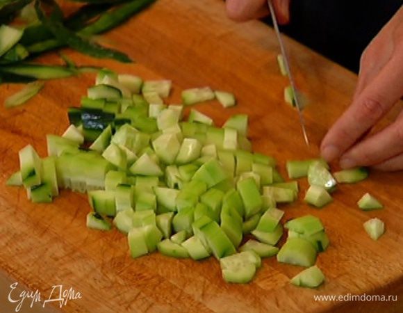Огурцы очистить от кожуры и мелко порубить.