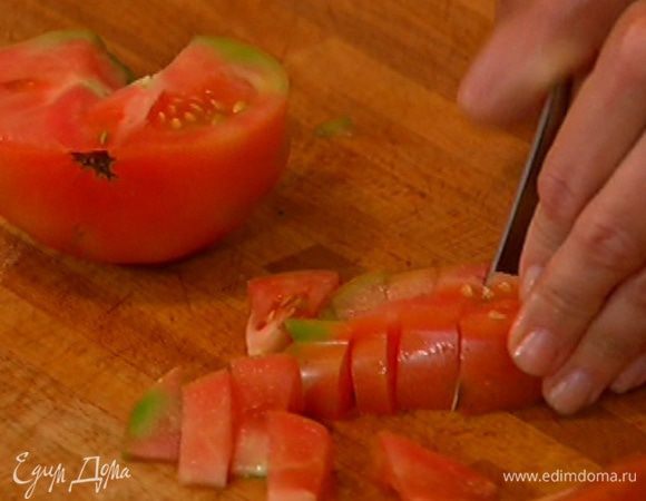 Помидор нарезать небольшими кусочками.