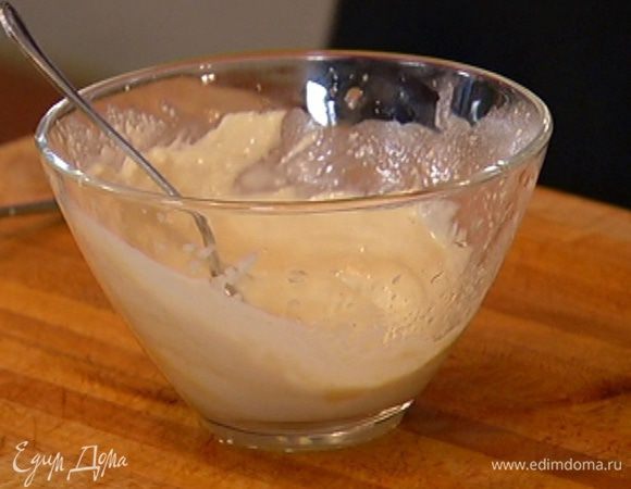 Приготовить соус: зубчик чеснока почистить и растереть в ступке с солью, добавить пасту тахини, 1 ст. ложку лимонного сока и немного воды, чтобы заправка получилась однородной и не слишком густой, затем влить оставшийся лимонный сок и все перемешать.