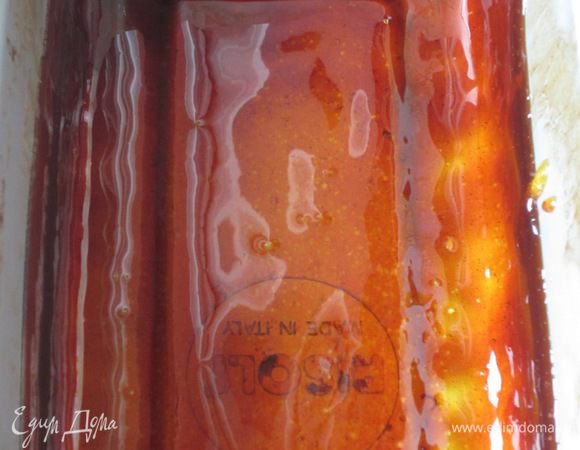 Карамель: Расплавить сахар на сковороде до янтарного цвета (Не мешать!!!). На дно  формы вылить карамель и равномерно распределить её по всей поверхности.