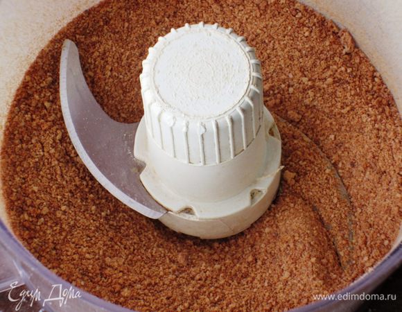 Миндальное печенье измельчить в миксере. Какао просеять и соединить с  измельчённым печеньем.