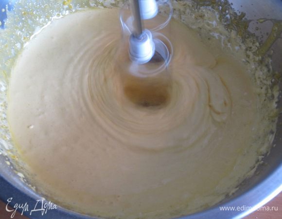 Миксером взбить желтки с сахаром  до пышной пены.