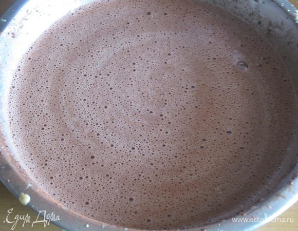 Не прекращая взбивать, влить ром, молоко комнатной температуры, добавить измельчённое печенье с какао, хорошо перемешать. Масса должна получится жидкая. 
