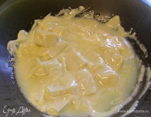 Шоколад рубим и растапливаем его на водяной бане, добавив 1 ст.л. теплой воды.
